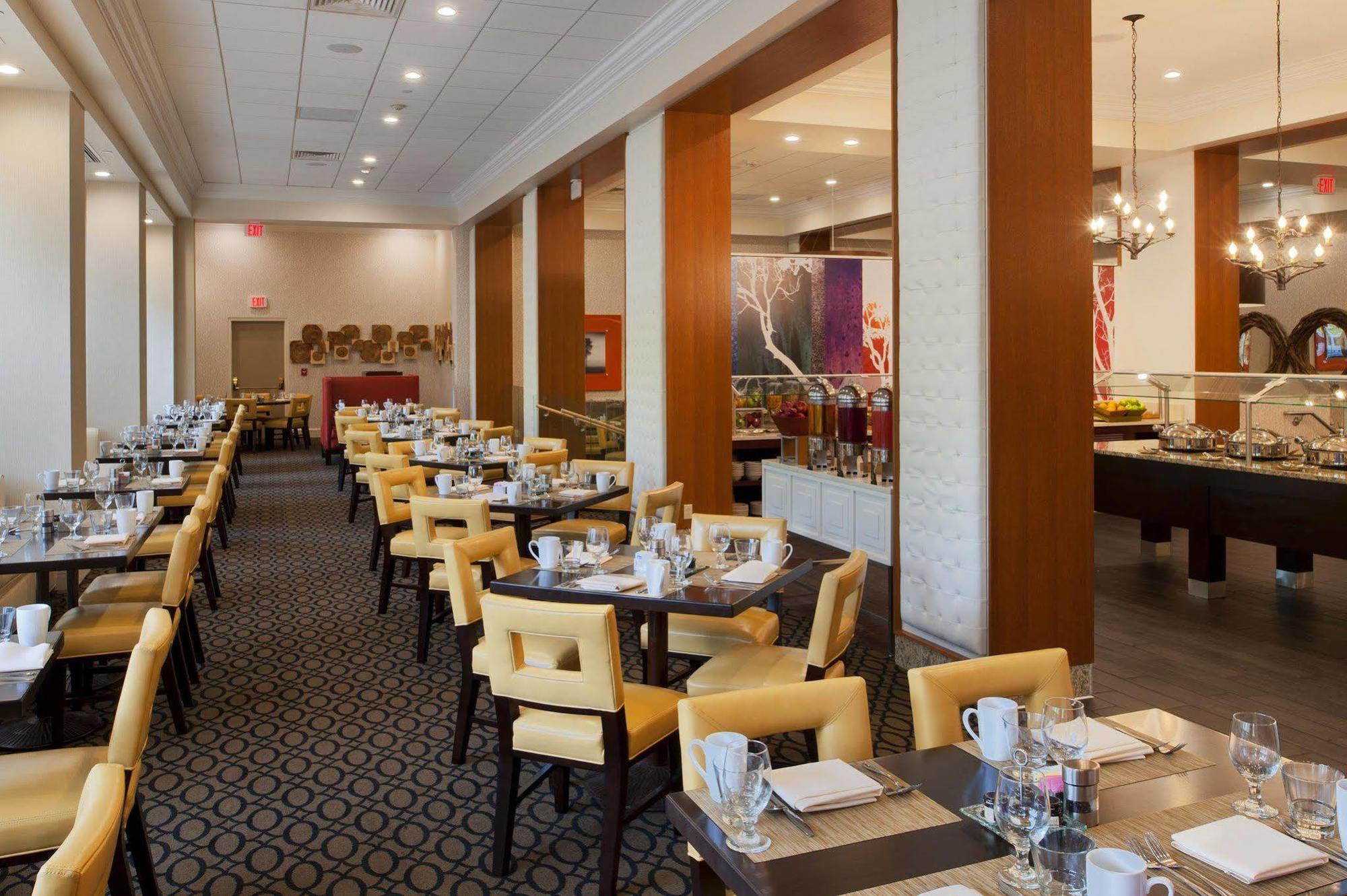 Baymont By Wyndham St Charles Hotel 3*