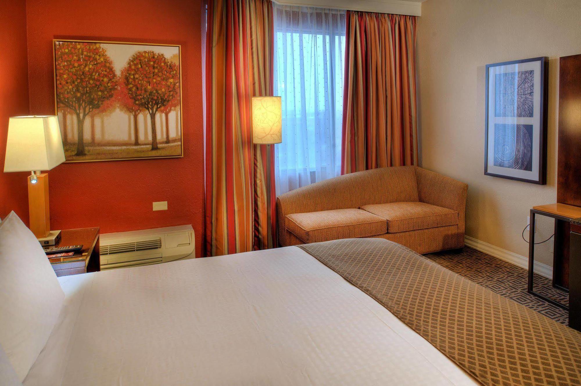Baymont By Wyndham St Charles Hotel